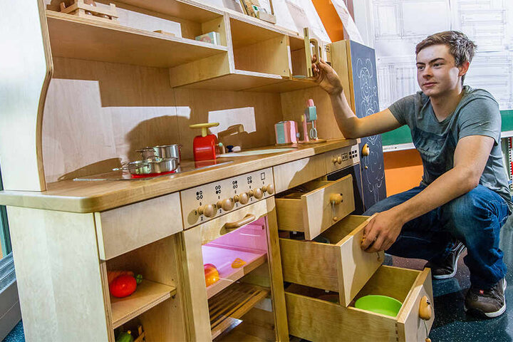 Geselle Lukas Böttcher (19) entwarf eine Spielküche, die Kinderherzen höherschlagen lässt.