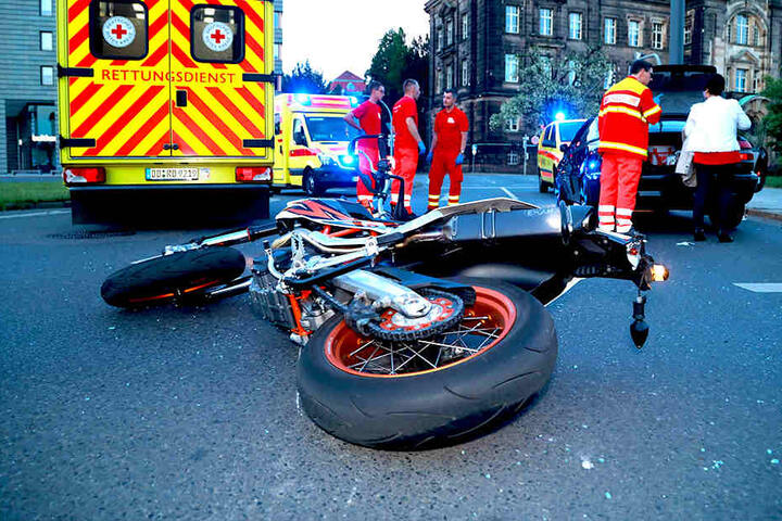 Nach Zeugenaussagen war der Motorradfahrer auf seinem Bike (KTM) auf der Albertstraße in Richtung Carolabrücke unterwegs.