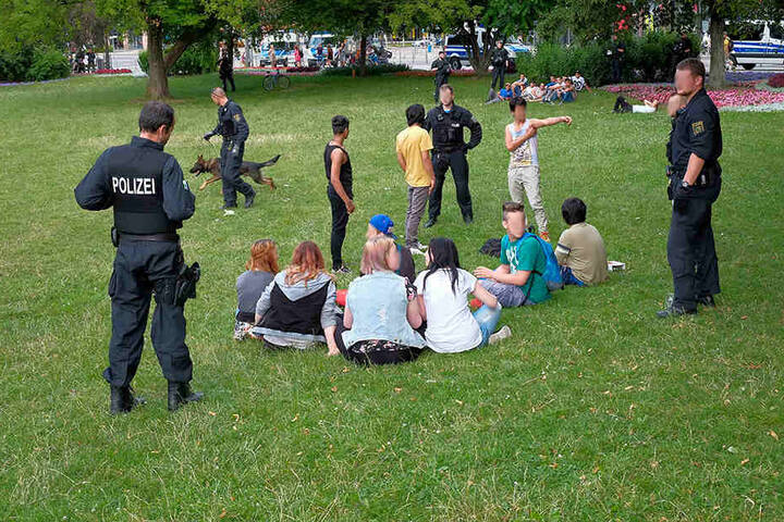 Mit Präsenz und mehreren Razzien versuchten 2016 Rathaus und Polizei Kriminelle aus dem Stadthallenpark zu vertreiben.