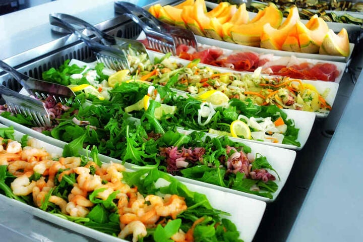 Dieses Buffet würde in der veganen Mensa leider durchfallen! (Symbolbild)