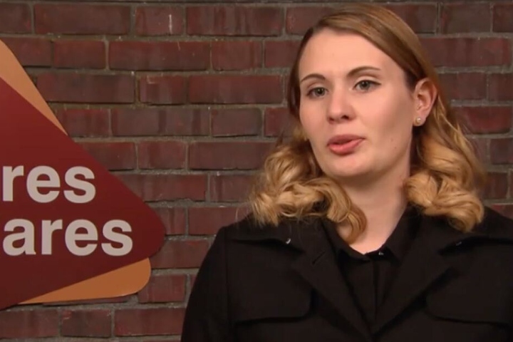 Eigentümerin Anne möchte ihre Brosche bei Bares für Rares verkaufen.