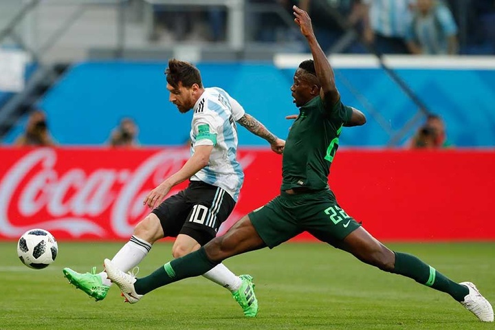 Lionel Messi trifft zum 1:0 für Argentinien.