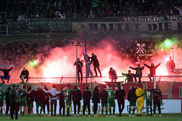 Trotz der 0:3-Pleite feierten die BSG-Fans ihre Mannschaft nach dem Abpfiff.