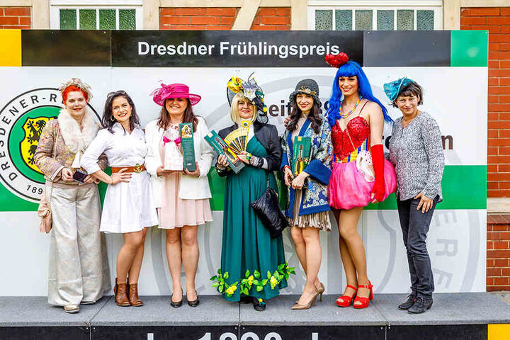 Die Jury und die drei Preisträger des Hutwettbewerbs. Platz Eins ging an
Katharina Dietrich (Mitte) aus Leipzig.