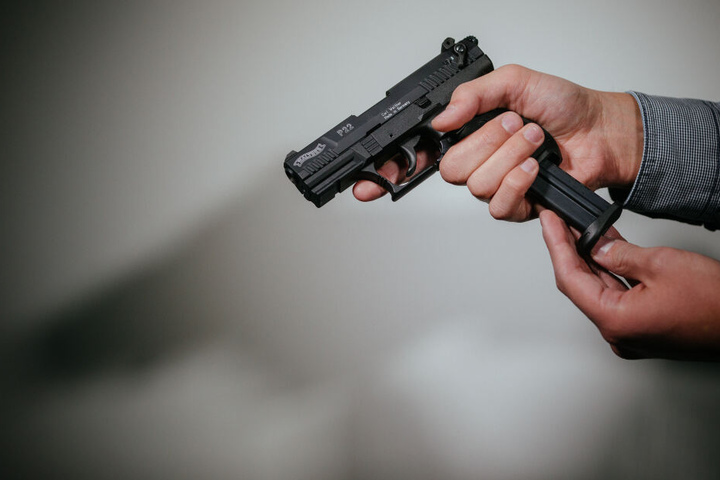 Der Mann wollte seine Waffe lediglich ausprobieren. (Symbolbild)