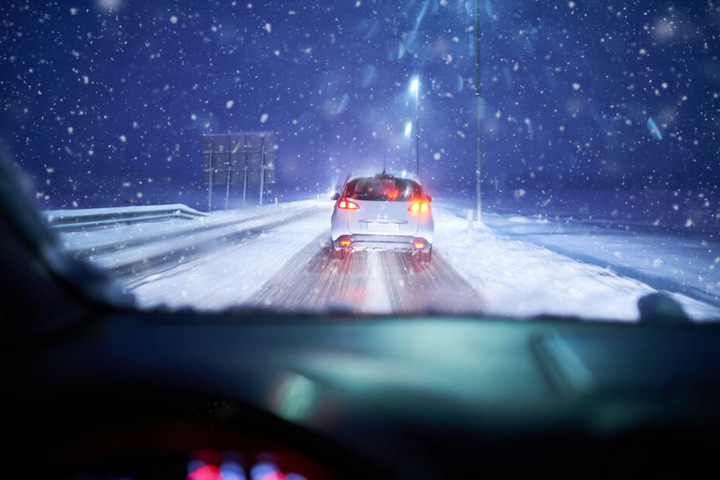 Verschneite Straßen, Glatteis, Winterdienst: Auf diese Zustände werden wir noch länger warten müssen.