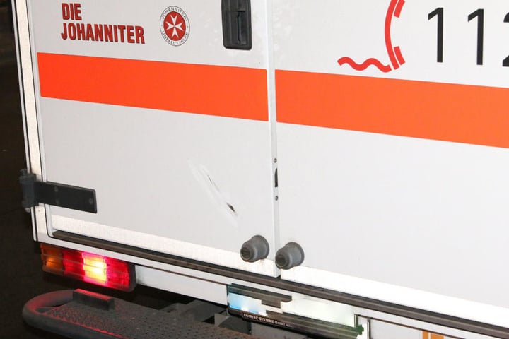 Mehrmals trat er gegen den Rettungswagen.