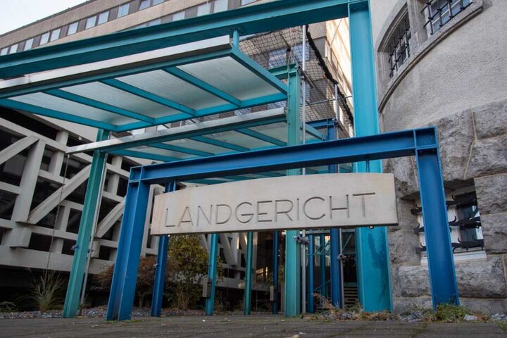 Der Prozess findet vor dem Bielefelder Landgericht statt.