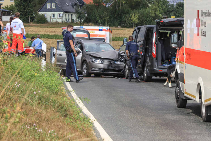 Auf der Staatsstraße 2191 sind ein VW-Passt und ein Ford-Transporter frontal kollidiert.