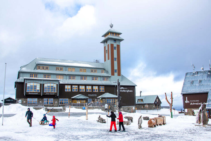 Ausläufer von Sturmtief "Sabine" sorgten auch auf dem Fichtelberg im sächsischen Oberwiesenthal für starken Wind auf den Bergen. Zwischendurch brachten Wolkenlücken aber auch kurzen Sonnenschein und gute Weitsicht.