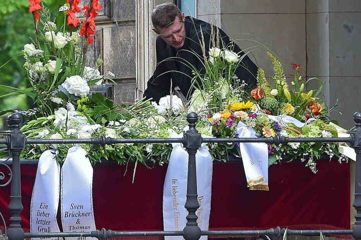 Unglaublich viele Blumen, Kränze und Sträuße wurden nach der Trauerfeier aus
der Feierhalle gefahren.