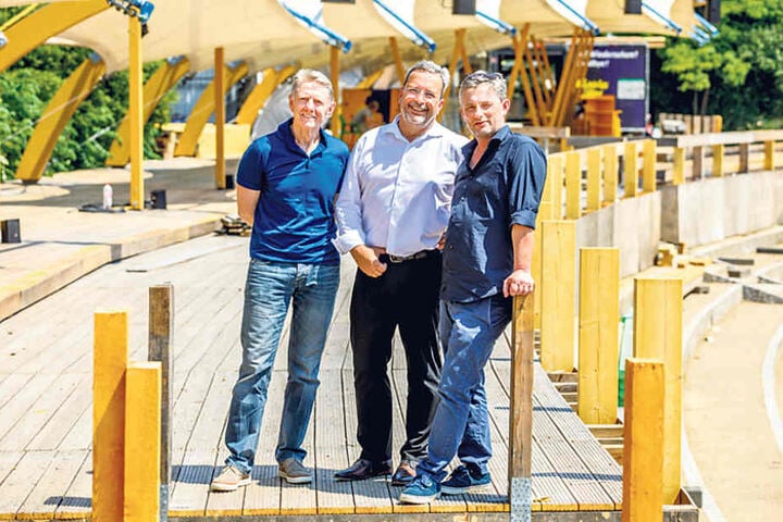Filmnächte-Macher Matthias Pfitzner (50, r.) und Johannes Vittinghoff (63,
l.) mit Sponsor Axel Frech (61), Geschäftsführer der Radeberger Brauerei.