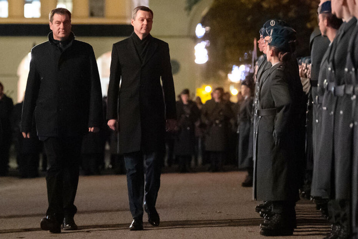 Markus Söder (l.) hatte die Soldaten noch zu einem Empfang in die Residenz geladen.