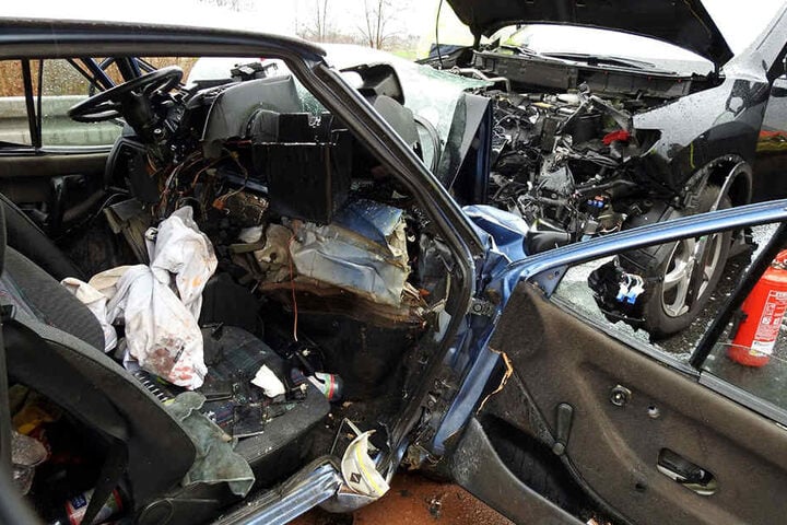 Durch den heftigen Aufprall wurde der VW Polo komplett deformiert.