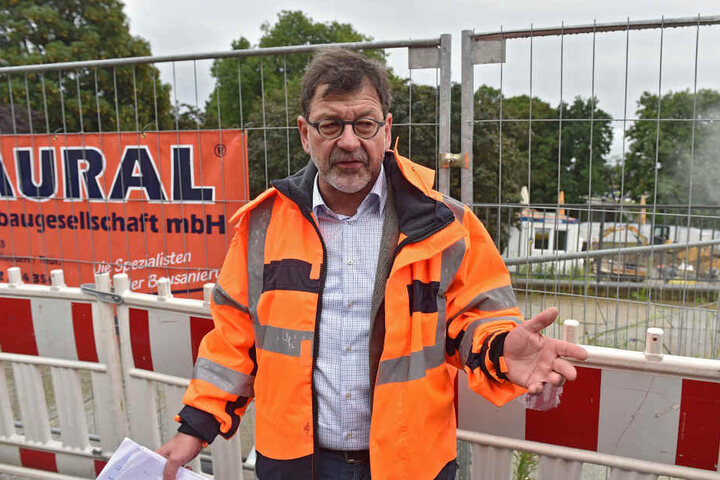 Dresdens Straßenbauamts-Chef Reinhard Koettnitz (61) konnte die Gaga-Ampel
endlich abbauen.