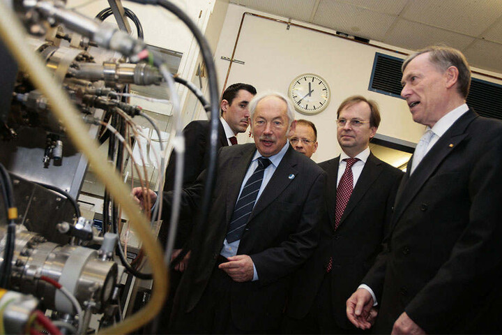 Nobelpreisträger Peter Grünberg (li.) erklärte 2009 im Forschungszentrum Jülich dem damaligen Bundespräsidenten, Horst Köhler (re.) sein Labor. Köhler besuchte den Nobelpreisträger Grünberg an dessen Wirkungsstätte, der größten außeruniversitären Forschun