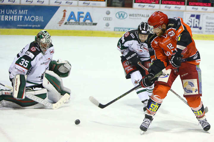 Lukas Pozivil (Eispiraten) scheitert am gegnerischen Goalie Timo Herden.
