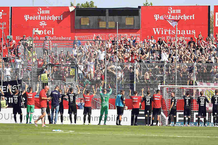 Die FSV-Sieger bedanken sich nach Abpfiff bei ihren Fans für die Unterstützung.