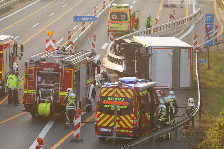 Die Unfallstelle von oben: Warum der Lkw gegen die Baustellenleitplanke fuhr, ist noch nicht klar.