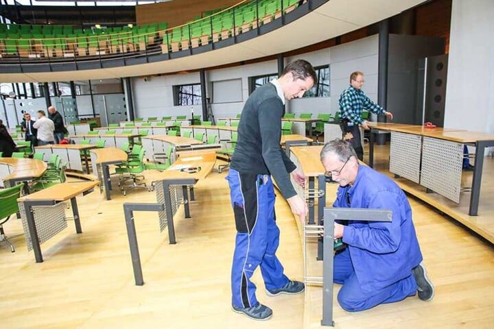 Handwerker beim Umbau der Sitzordnung im Landtag von Sachsen.