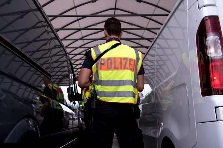 Die Polizei kontrollieret den Transporter und fand die Hunde in Käfigen. (Symbolbild)