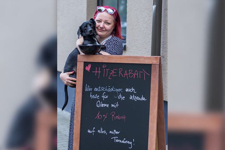 Bei Temperaturen von über 30 Grad gibt es bei Katalin Weser (37) einen Hitzerabatt von 10 Prozent. Hunde bekommen frisches Wasser.