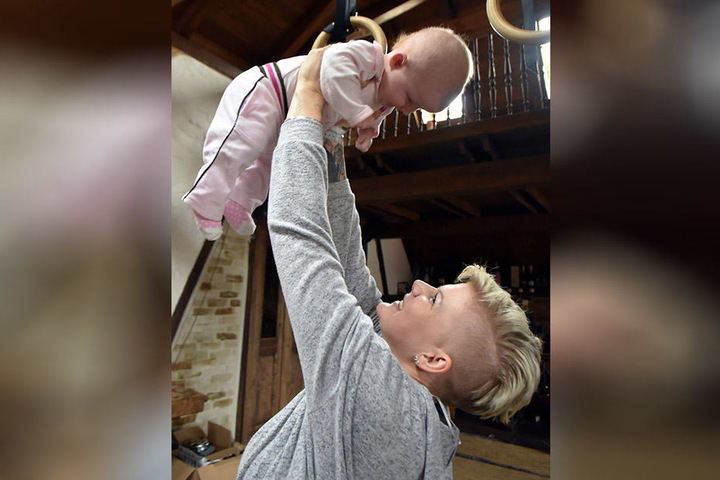 Auch Töchterchen Mia Rose (5 Monate) dient als Gewicht, um Mamas Armmuskeln wachsen zu lassen.
