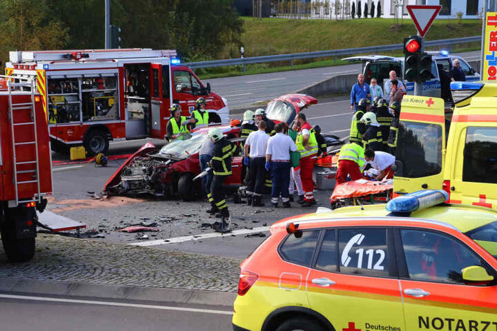 Das Auto wurde im vorderen Bereich vollkommen demoliert.