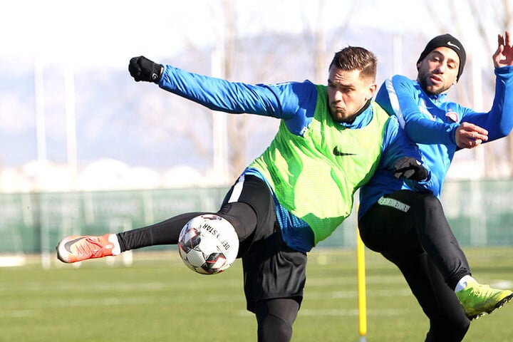 Pascal Testroet (links) ist in einem Trainingslager-Zweikampf eher am Ball als Calogero Rizzuto.