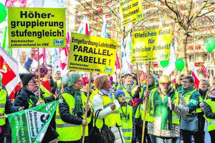 Auf dem Carolaplatz versammelten sich nach Gewerkschaftsangaben 5000 Frauen und Männer.