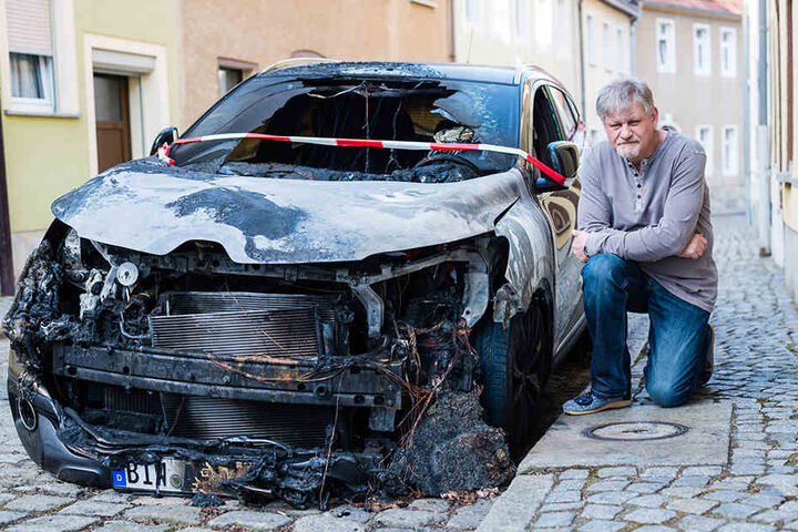 Techniker Frank Lehner (54) ist fassungslos über den Brand seines neuen Renaults.