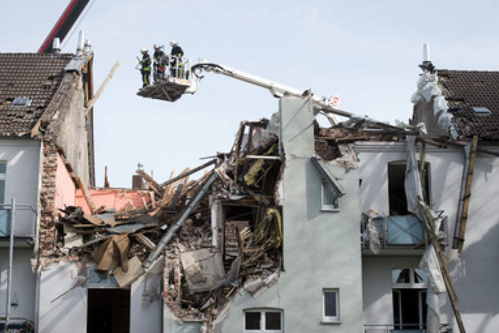Für die Rettungskräfte war die Bergung nicht einfach, da die Hauswände der nebenstehenden Häuser ebenfalls vom Einsturz bedroht waren.