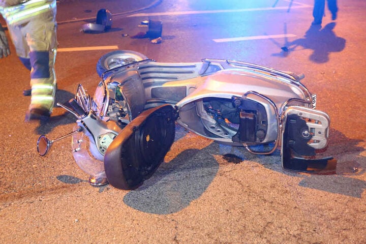 Die Vespa wurde mit hoher Geschwindigkeit erfasst, ihr Fahrer (72) erlitt ein Trauma und musste ins Krankenhaus eingeliefert werden.