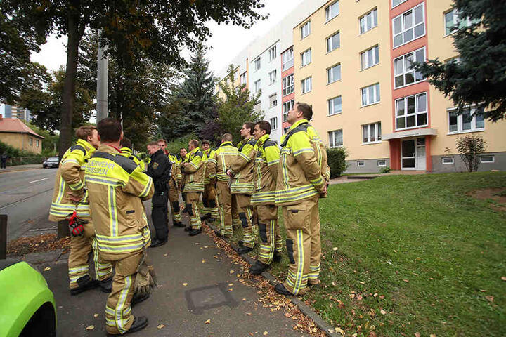 Die Kameraden der Feuerwehr sind immer noch mit der Evakuierung beschäftigt.