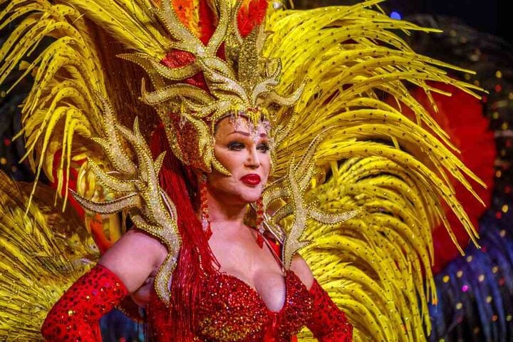Zora Schwarz in einem extravaganten Kostüm.