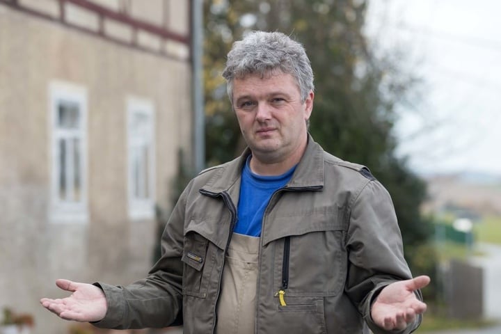 Michael Hunger rettete den kleinen Igel aus seiner misslichen Lage.