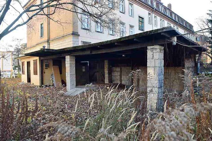 Auf dem heruntergekommenen Grundstück war bis vor einigen Jahren ein Steinmetzbetrieb ansässig. Seither liegt es brach.