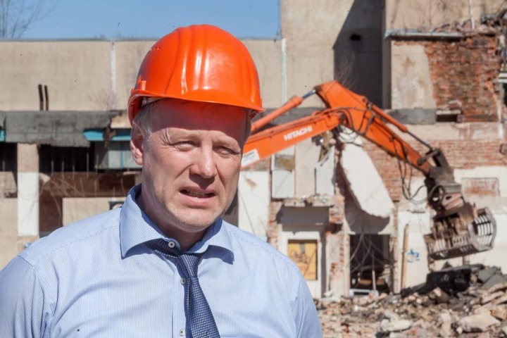Hochbauamts-Chef Mirko Richtsteiger (51) im ehemaligen Aktivist. 34.000
Quadratmeter Fabrikgelände gilt es zu beräumen.