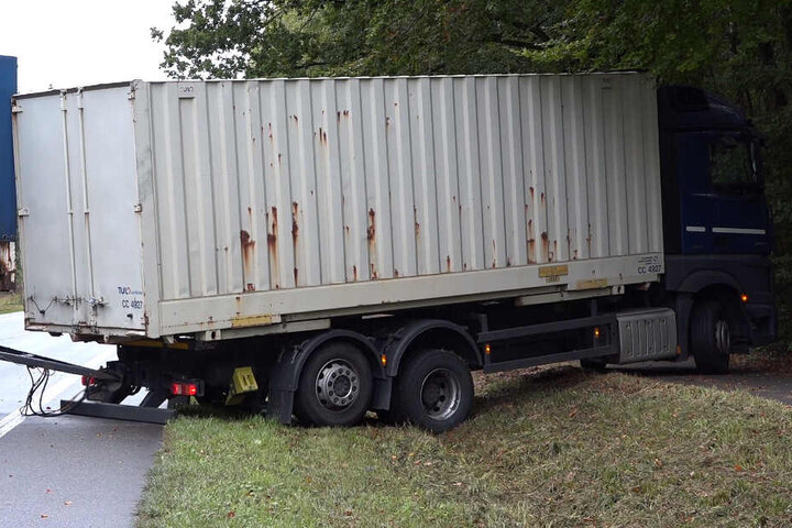 Ein Lastwagen fuhr sich bei einem Wendemanöver vor der Unfallstelle fest.
