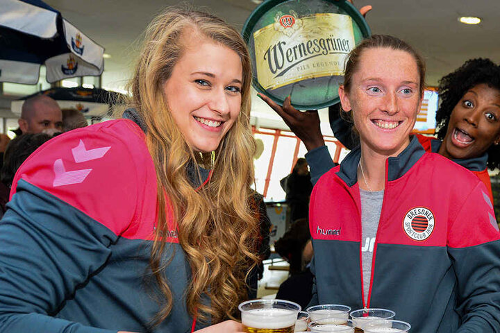 Die Schmetterlinge servierten ihren Fans das Bier. Hier machen das Jennifer Cross, Kadie Rolfzen und Brittnee Cooper.