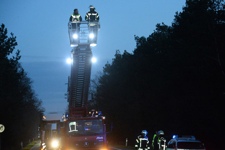 Mit einer Drehleiter machte sich die Feuerwehr einen Eindruck von der Situation.