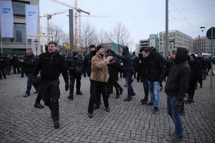 Am Postplatz in Dresden kommt es zu Turbulenzen.