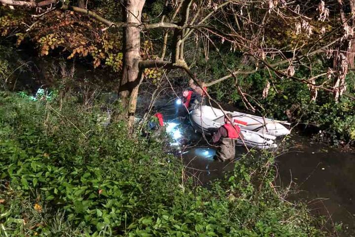 Rund zwei Stunden suchten Kameraden der Feuerwehr erfolglos nach Jason Dean. Am Mittwochmorgen fand ihn ein Busfahrer im Schulbus.