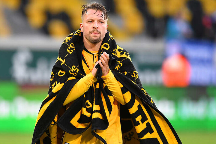 Von den Kielern eiskalt stehen gelassen: Patrick Ebert mummelte sich nach dem 0:2 in eine warme Wolldecke ein.