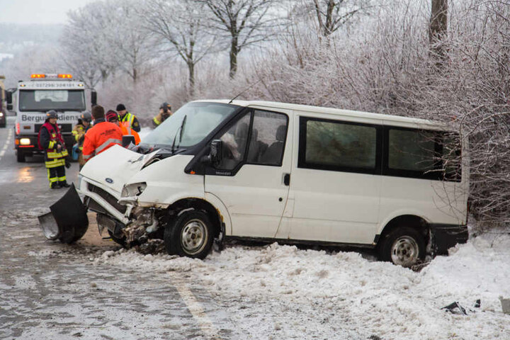 Zwei Insassen in dem Kleinbus wurden verletzt.
