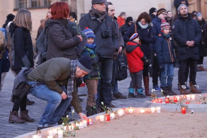 Jung und alt versammelten sich vor der Frauenkirche.