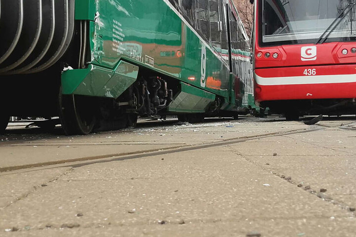 Eine der Bahnen ist durch den Aufprall aus den Gleisen gesprungen.