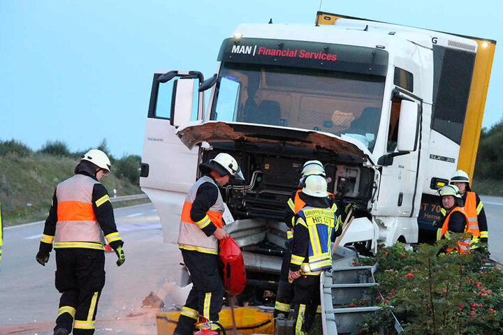 Ein Feuerwehrmann fängt die auslaufenden Betriebsstoffe mit einem Bindemittel auf.