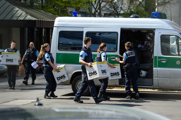 Ende April: Beamte sichern Unterlagen bei Porsche.