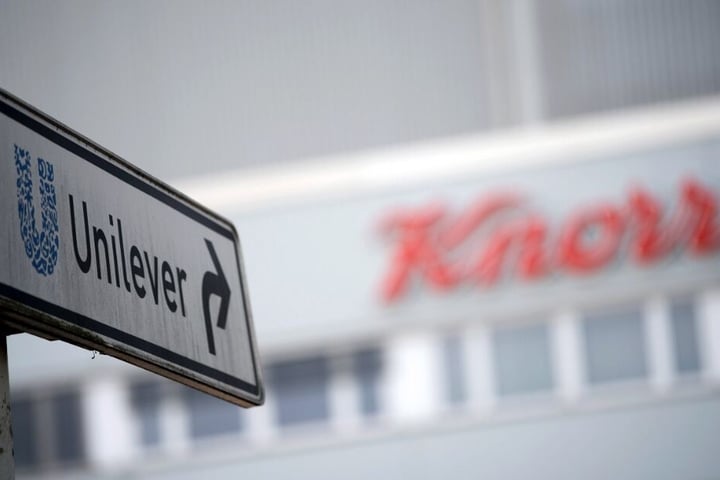 Der Schriftzug des Lebensmittelherstellers "Knorr" steht an einem Gebäude des Unternehmens.